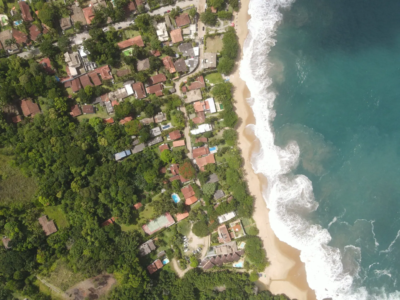 Vista de cima das ruas e casas de Toque-Toque Grande junto à areia