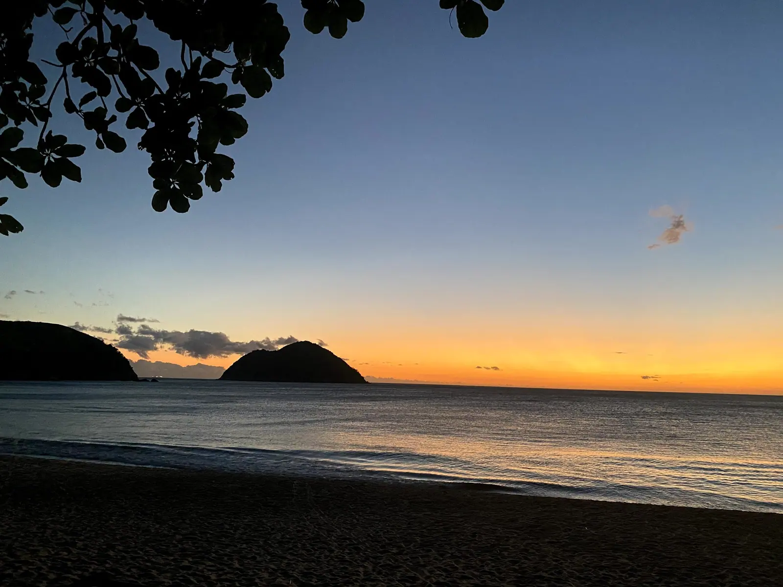Ilha e horizonte dourado em Toque-Toque Grande depois do pôr do sol