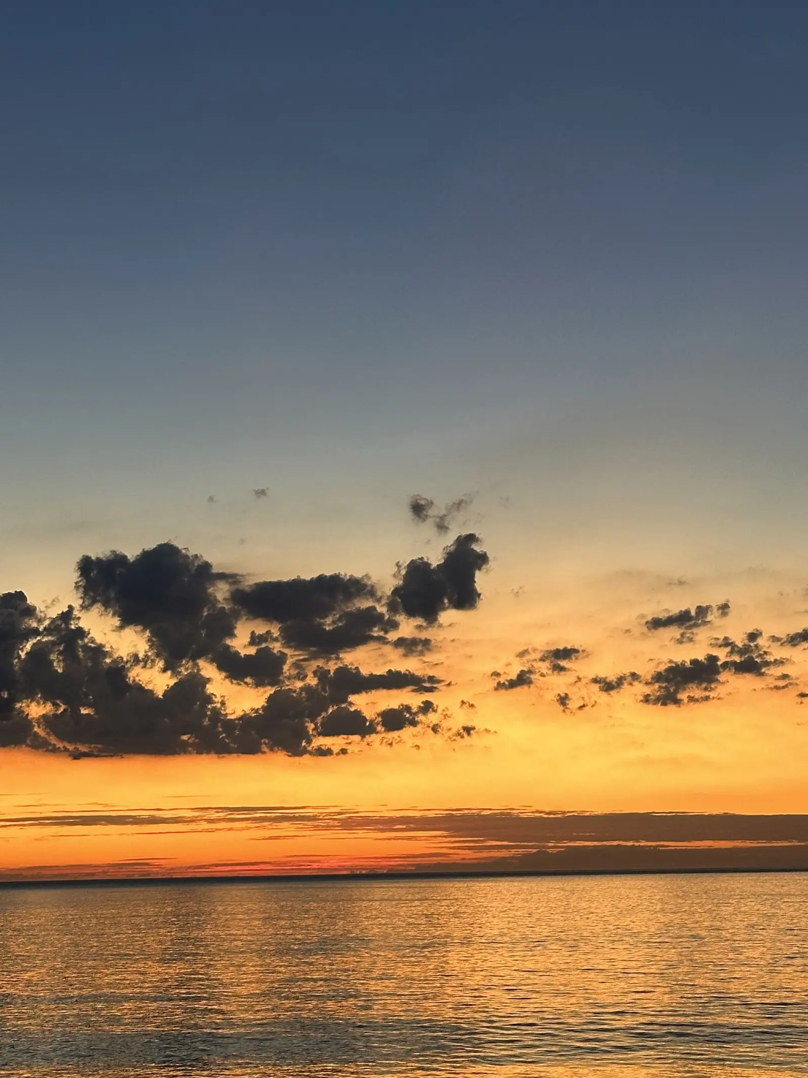 Nuvens e horizonte dourado sobre o mar de Toque-Toque Grande