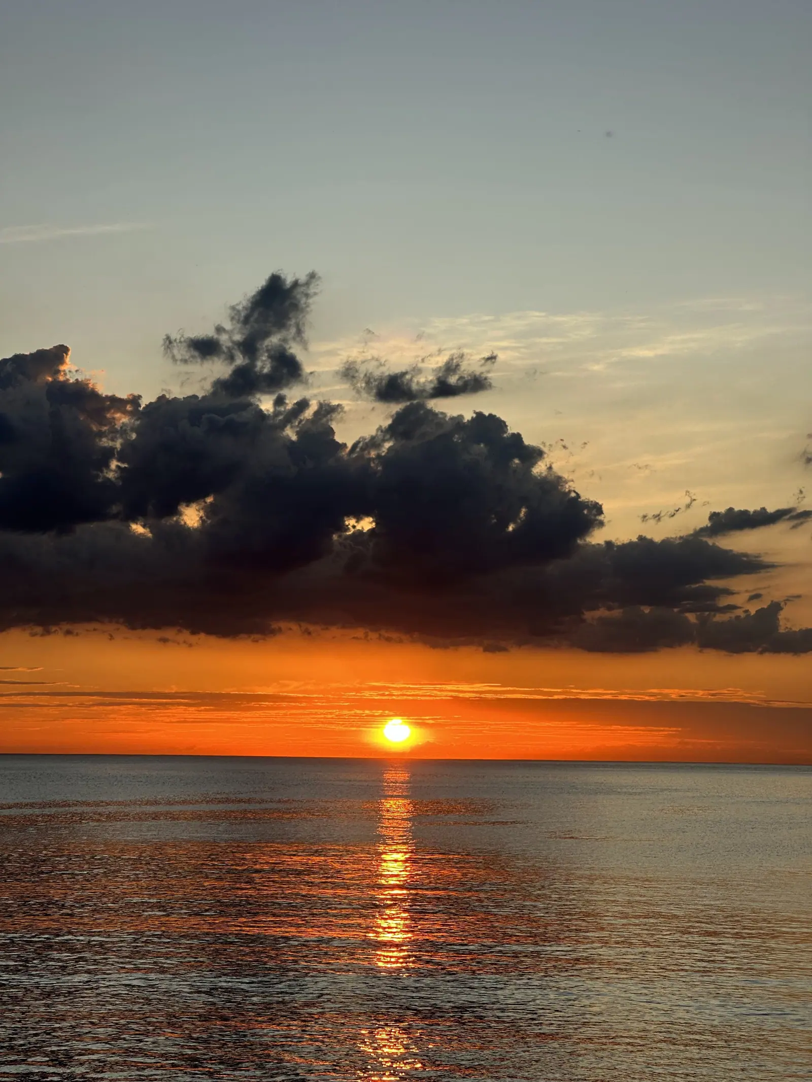 Nuvens escuras e sol no horizonte num entardecer de verão em Toque-Toque Grande