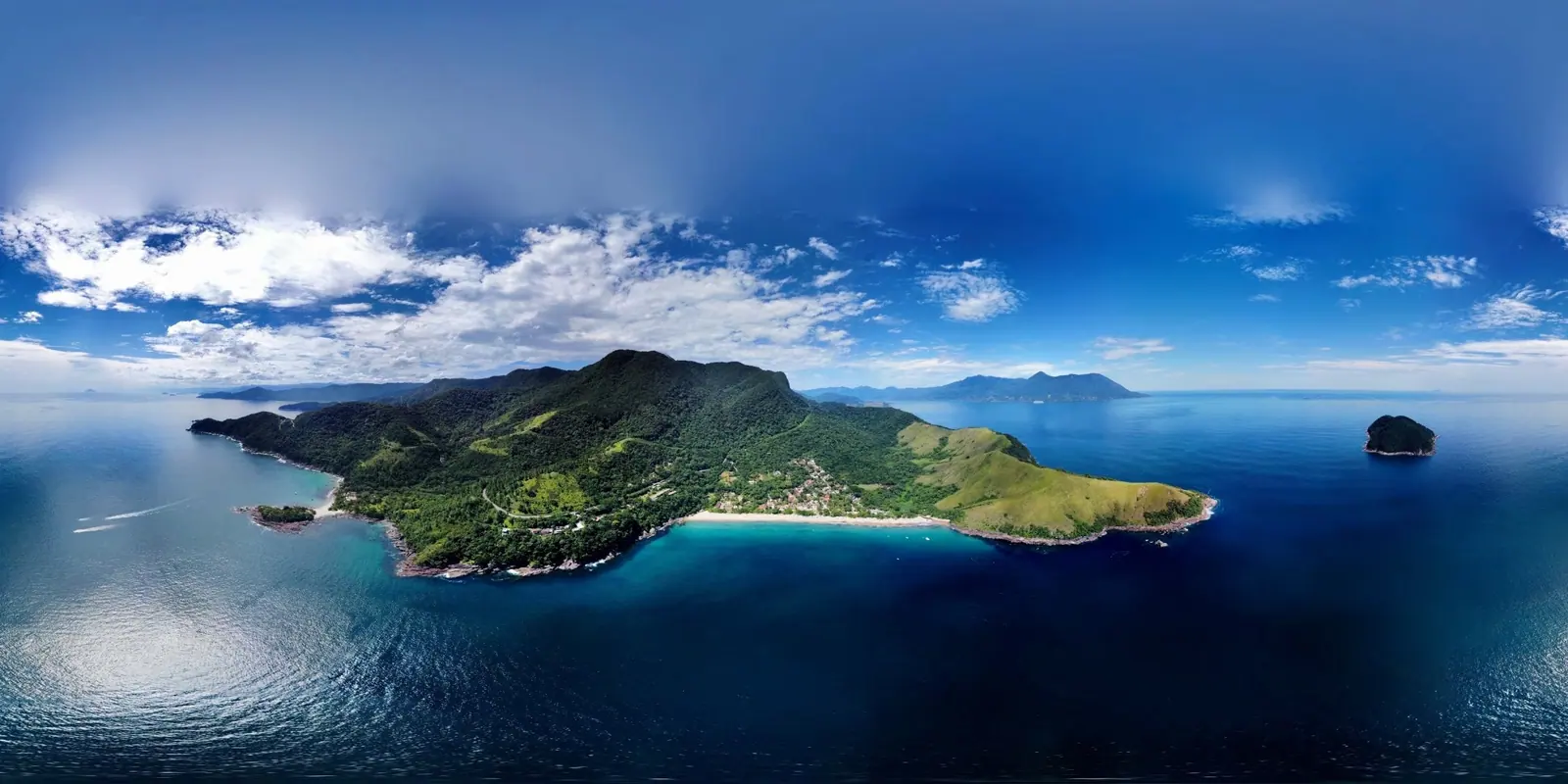 Panorama 360° da península de Toque-Toque Grande, com a ilha à direita, Calhetas à esquerda e Ilhabela ao fundo