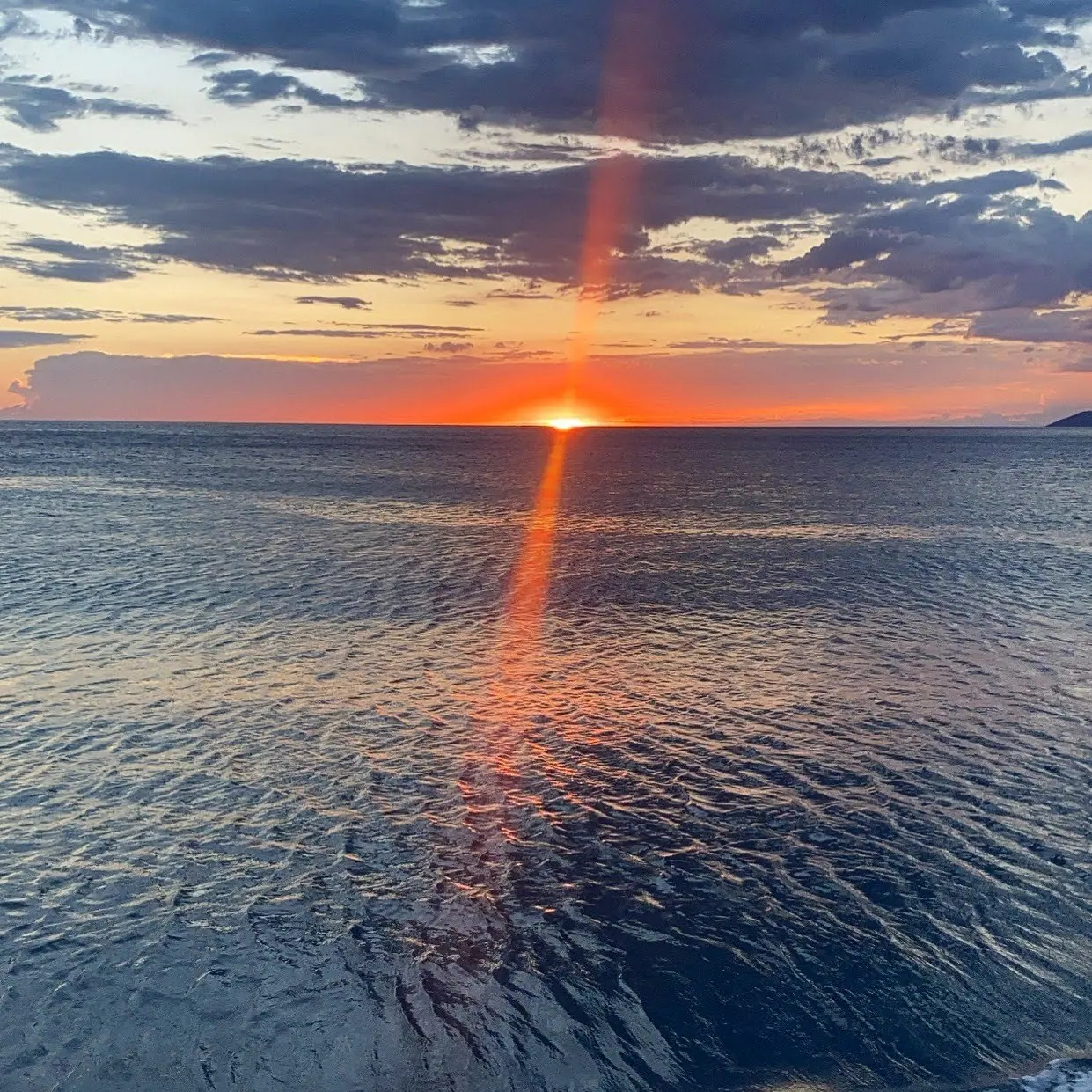 Raio de sol entre nuvens sobre o mar de Toque-Toque Grande no verão