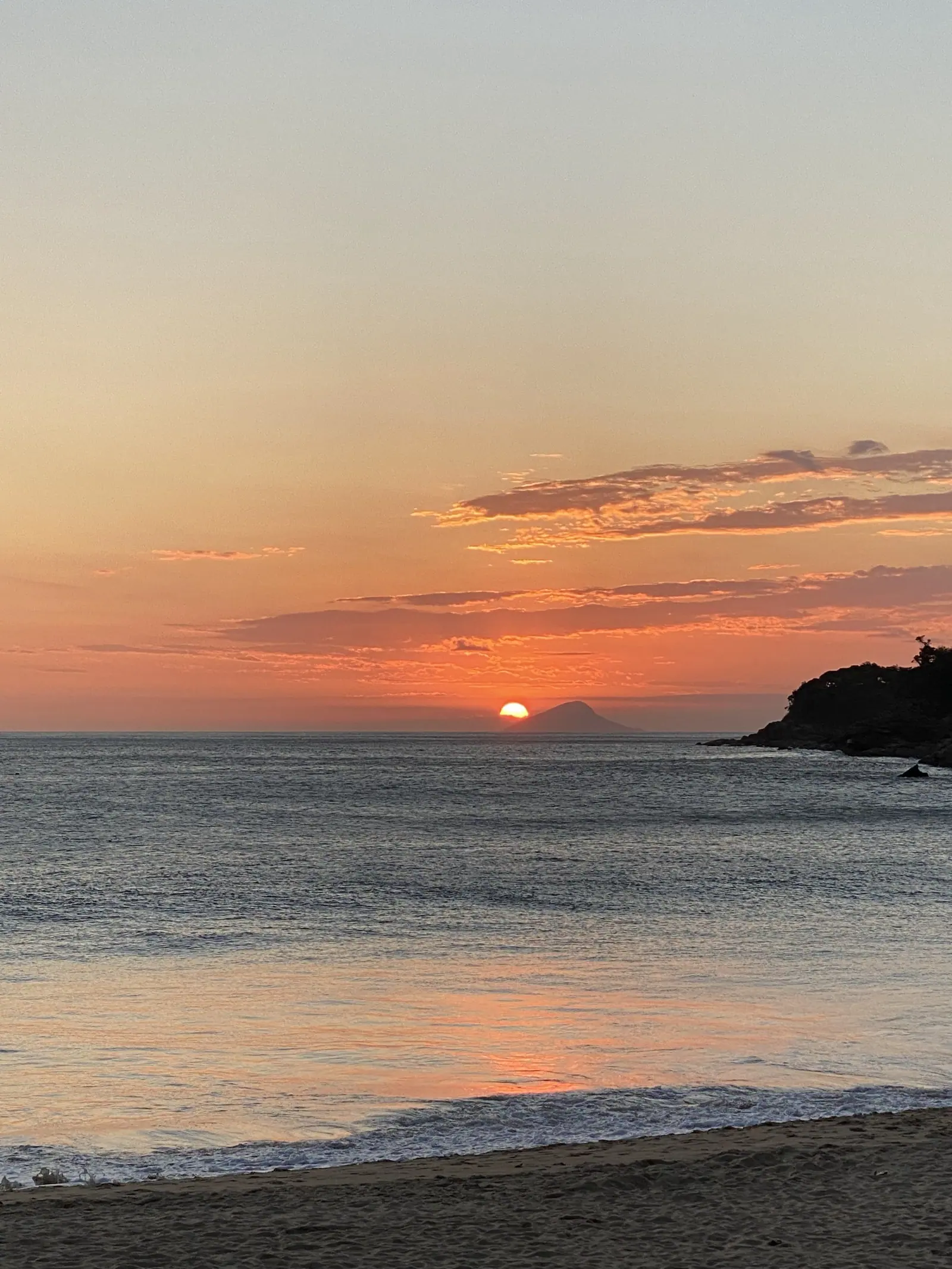 Sol e onda chegando na areia de Toque-Toque Grande