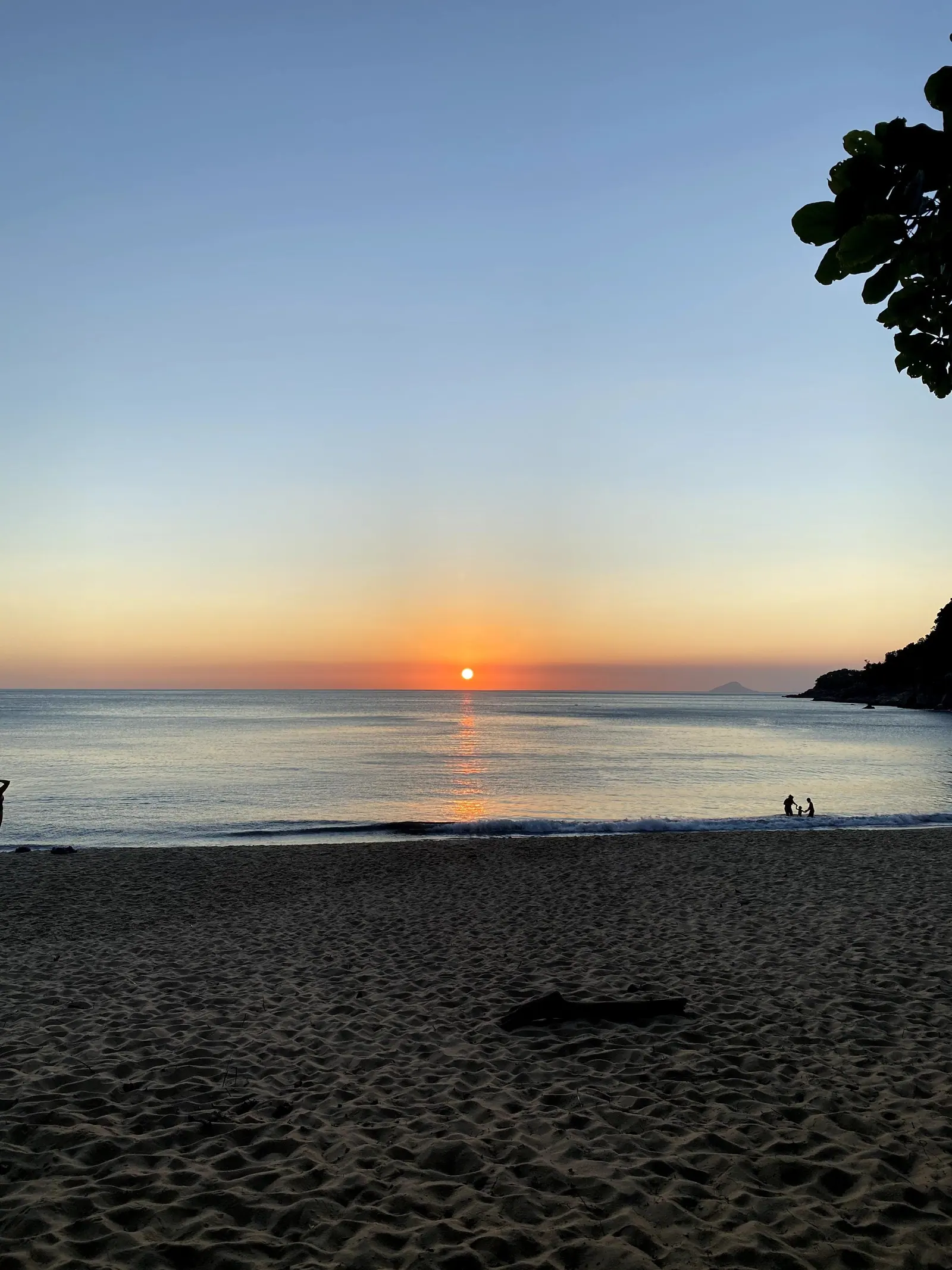 Sol no mar visto da areia de Toque-Toque Grande