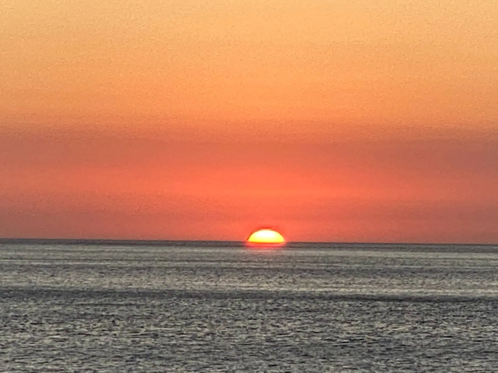 Sol quase sumindo no horizonte de Toque-Toque Grande