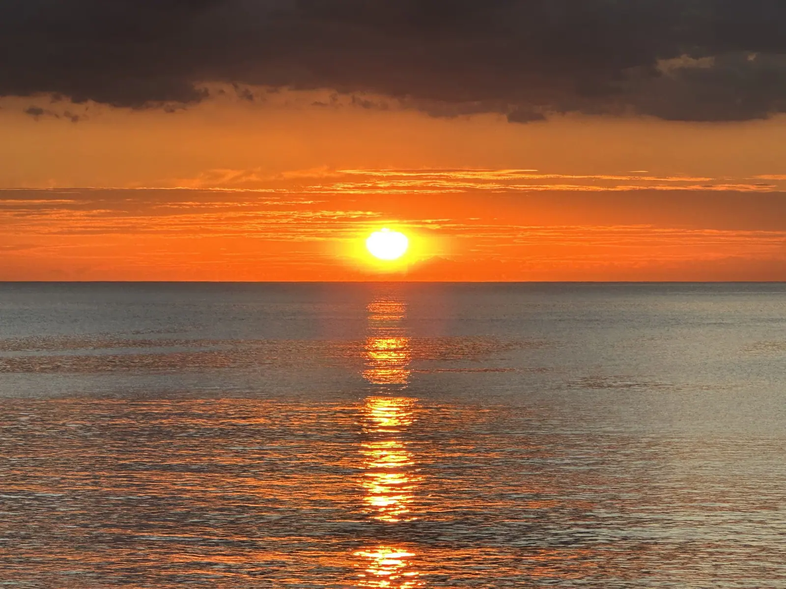 Sol laranja refletido no mar de Toque-Toque Grande
