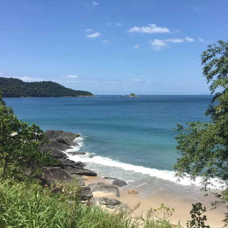 Costão de pedras e mar azul vistos do alto, na região de Toque-Toque Pequeno