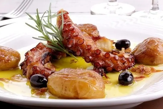 Polvo grelhado com batatas, azeitonas e alecrim