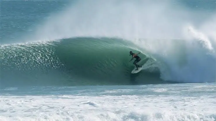 Onda tubular perfeita quebrando em Maresias com surfista dentro