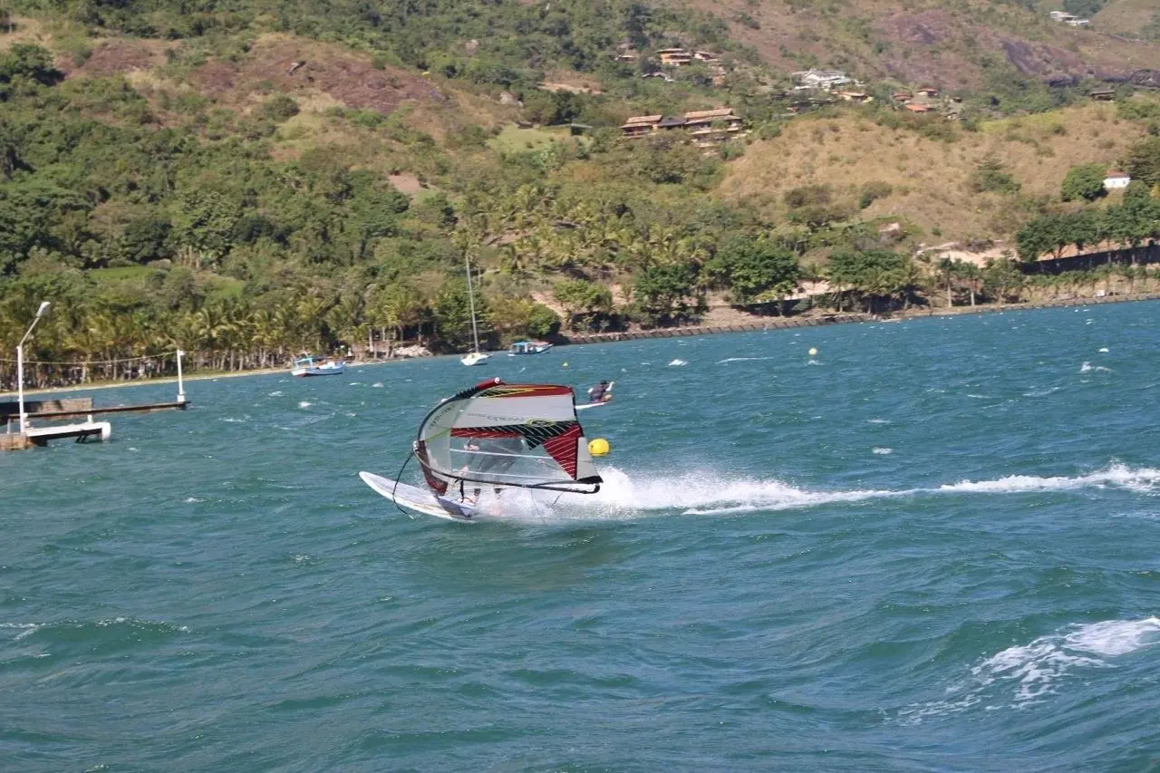 Windsurf em alta velocidade no canal, diante das casas de Ilhabela